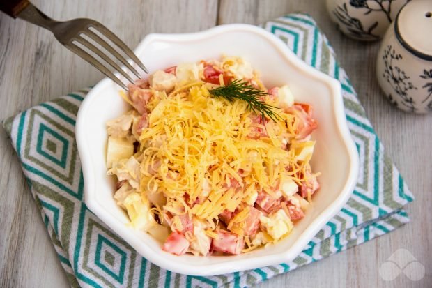 Salad with tomatoes and smoked chicken