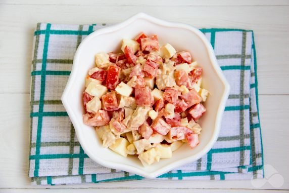 Salad with tomatoes and smoked chicken: photo of recipe preparation, step 2