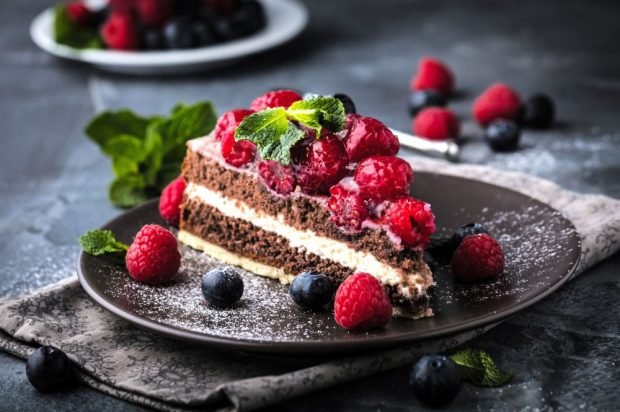 Chocolate cake with butter cream and berries