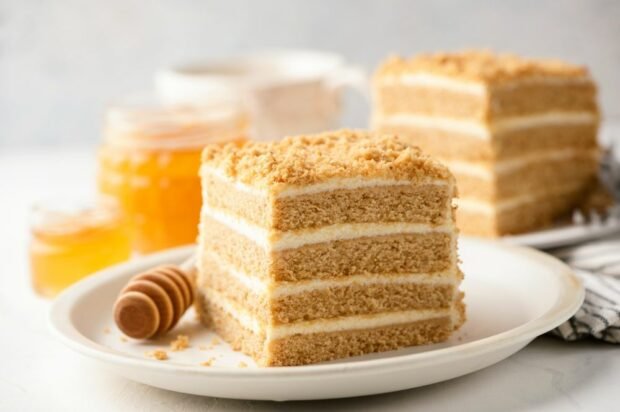 Honey cake with sour cream 