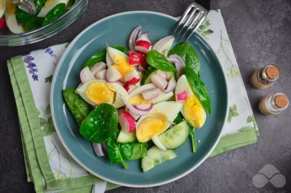 Salad with eggs, spinach and radish: photo of recipe preparation, step 4