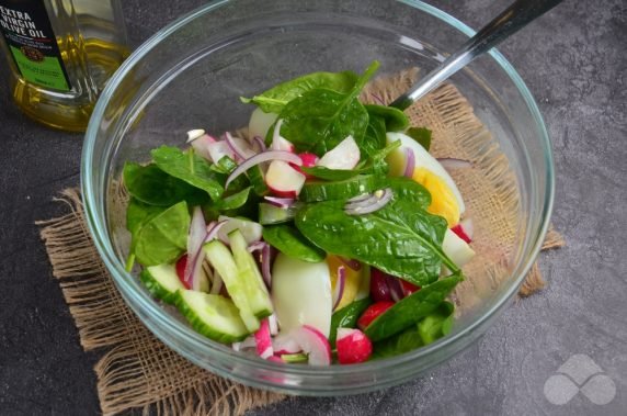 Salad with eggs, spinach and radish: photo of recipe preparation, step 3