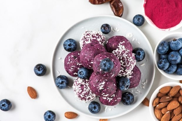 Cottage cheese and blueberry candies