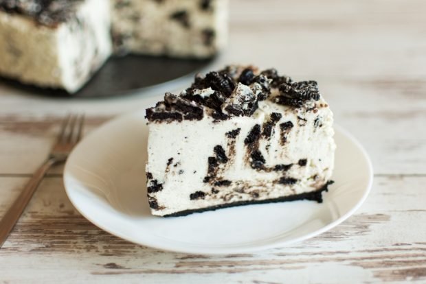 Cheesecake with oreo and chocolate drops 