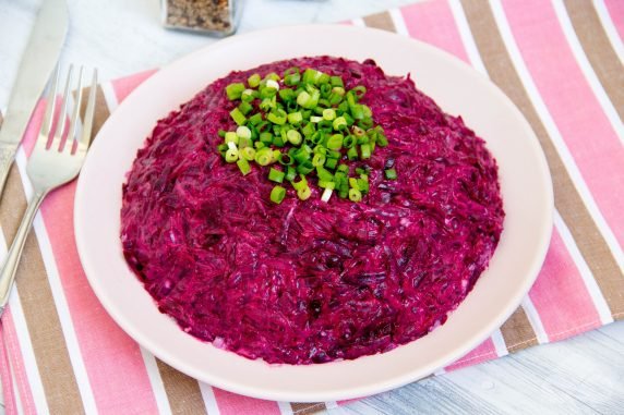 Herring under a fur coat with pickled onions: photo of recipe preparation, step 5