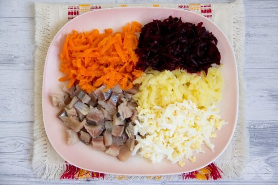 Herring under a fur coat with pickled onions: photo of recipe preparation, step 2