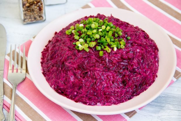 Herring under a fur coat with pickled onions