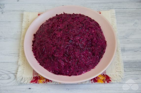 Herring under a fur coat with pickled onions: photo of recipe preparation, step 4