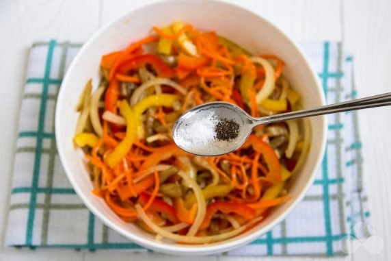 Eggplant, Korean carrot and bell pepper salad: photo of recipe preparation, step 7