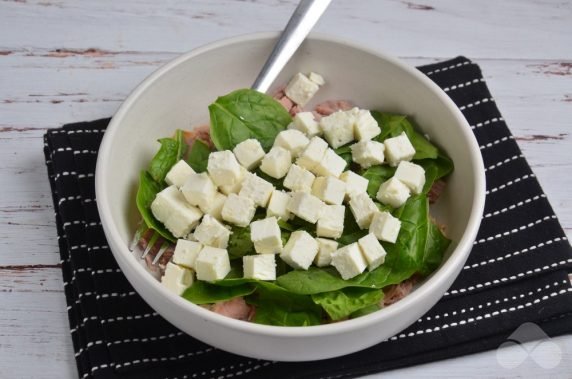 Salad with tuna, spinach and feta: photo of recipe preparation, step 3