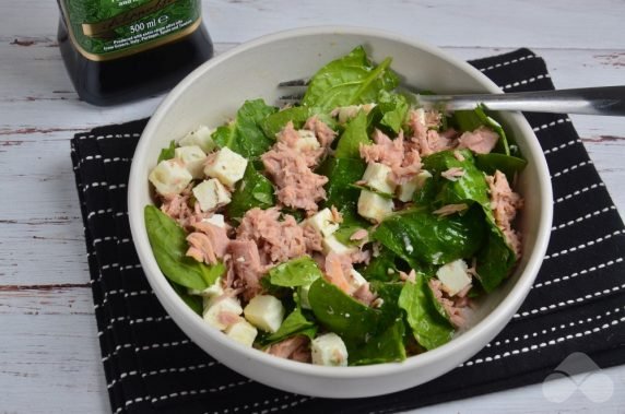 Salad with tuna, spinach and feta: photo of recipe preparation, step 4
