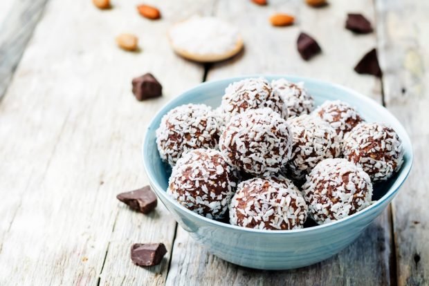 Candy with peanut paste and coconut chips