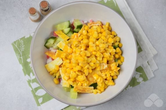 Salad with crab sticks and egg pancake: photo of recipe preparation, step 5