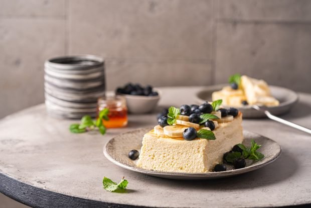 Banana cheesecake in a slow cooker is a simple and delicious recipe, how to cook step by step