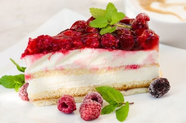 Cake made of sponge cake, mousse and raspberry jelly