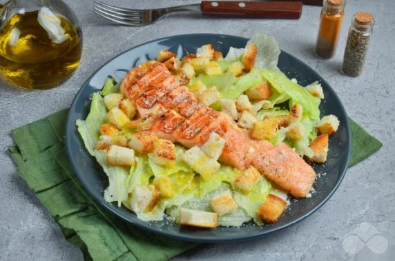 Caesar salad with grilled salmon: photo of recipe preparation, step 4