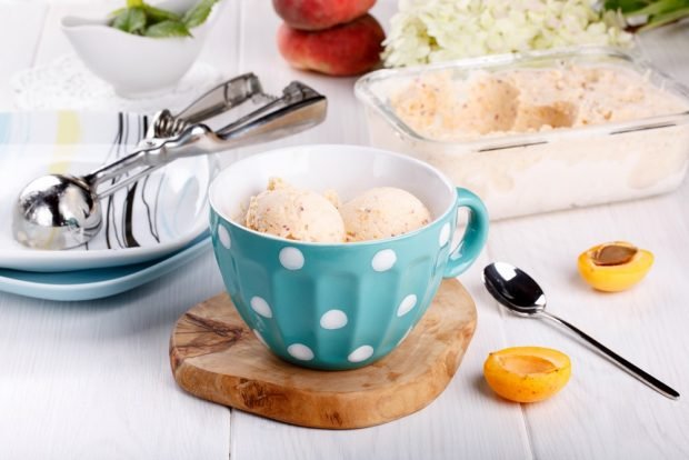 Apricot ice cream at home 