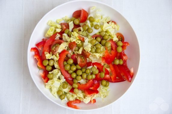 Salad with Peking cabbage and canned peas: photo of recipe preparation, step 2