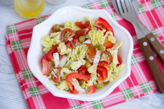 Salad with Peking cabbage and canned peas: photo of recipe preparation, step 3