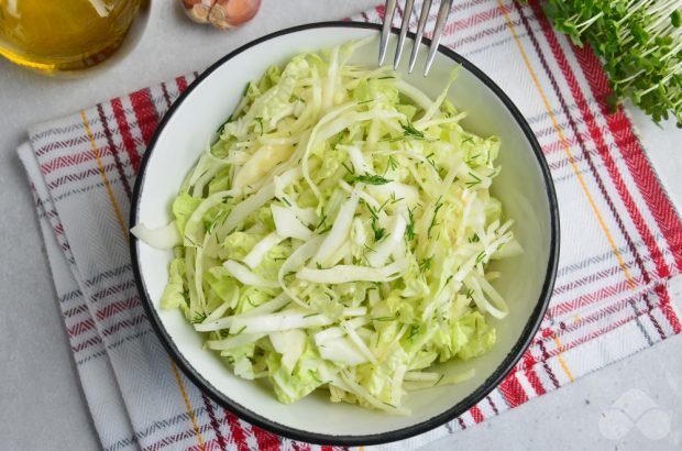 Cabbage salad with herbs