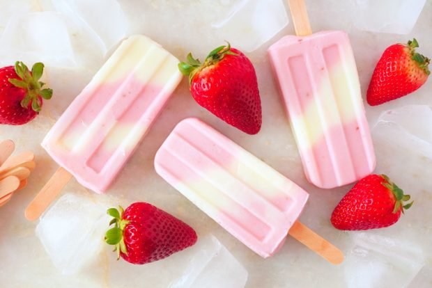 Ice cream with yogurt and strawberries