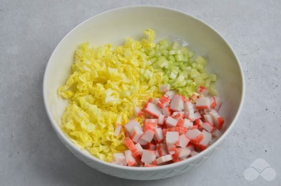 Classic salad of Peking cabbage and crab sticks: photo of recipe preparation, step 1