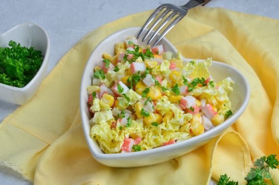 Classic salad of Peking cabbage and crab sticks: photo of recipe preparation, step 3