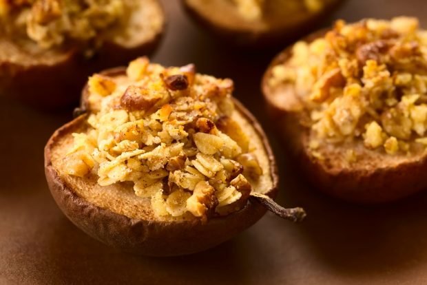 Baked pear with oat flakes 