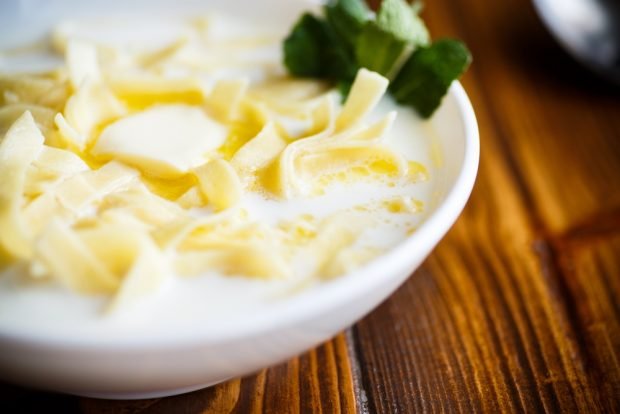 Milk soup with noodles and honey