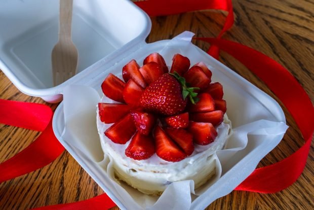 Bento cake with strawberries 