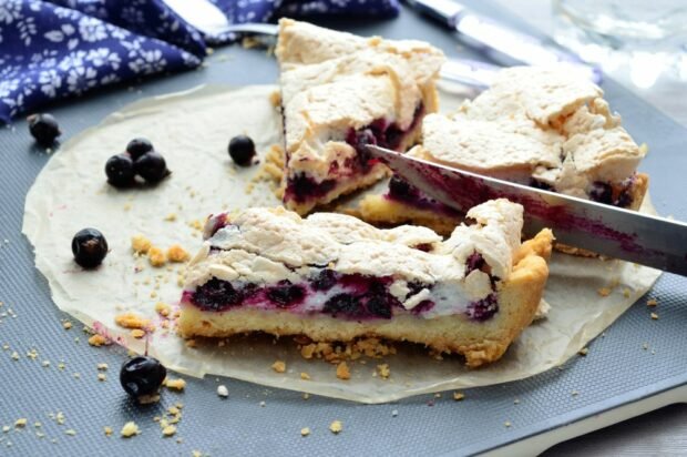 Cake with meringue and black currant