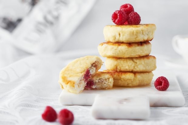 Cheesecakes with raspberry filling