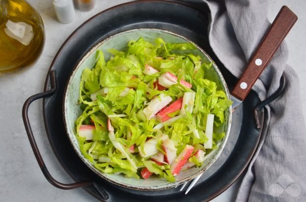 Quick salad with Peking cabbage and crab sticks