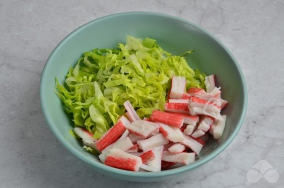 Quick salad with Peking cabbage and crab sticks: photo of recipe preparation, step 1