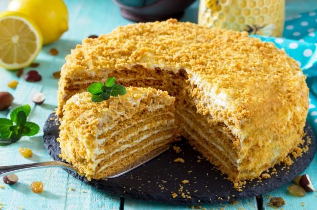 Honey cake with lemon zest 