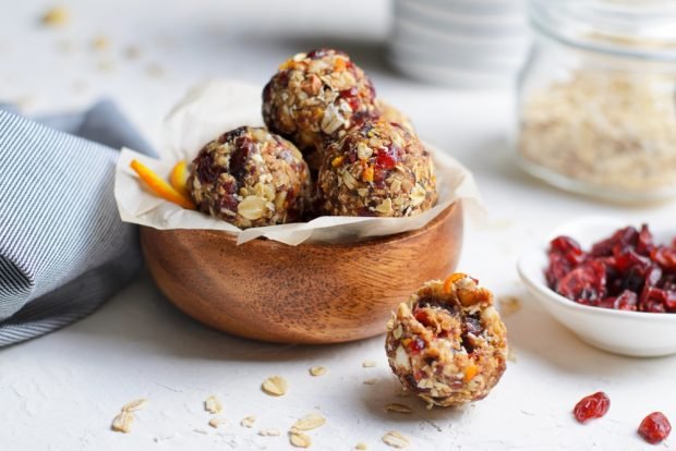 Vegan sweets made from oatmeal and dates