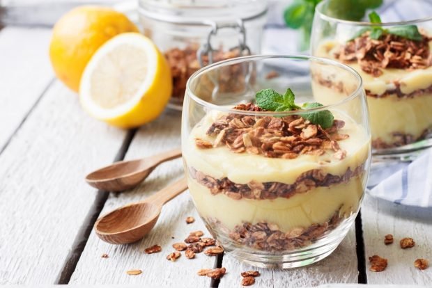 Lemon cream with granola 