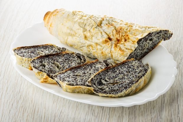 Baked pita bread roll with cottage cheese and poppy seeds 