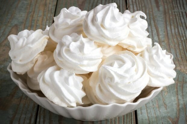 Classic meringue in the oven