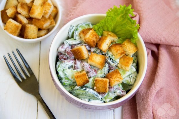 Fresh salad with beans and crackers