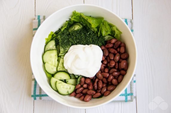 Fresh salad with beans and crackers: photo of recipe preparation, step 5