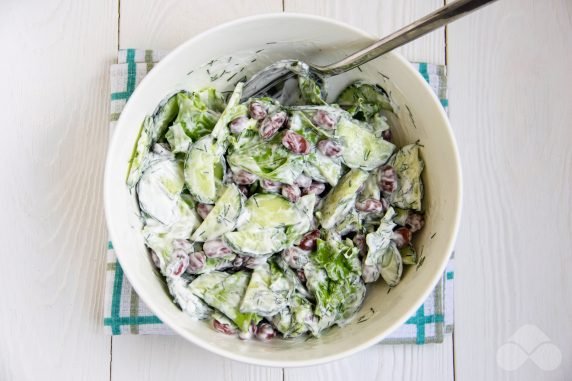 Fresh salad with beans and crackers: photo of recipe preparation, step 6