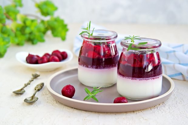 Panna cotta with cherries