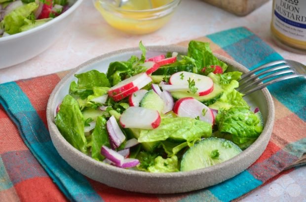 Quick salad with radishes and cucumbers