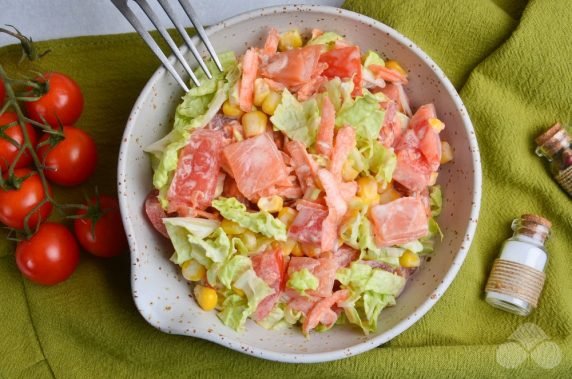 Salad with salmon, tomatoes and Peking cabbage: photo of recipe preparation, step 3