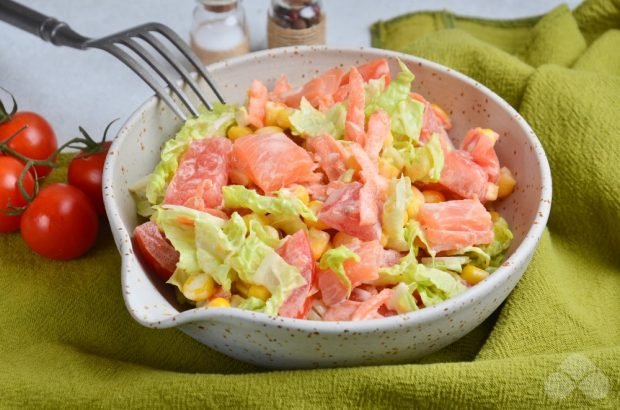 Salad with salmon, tomatoes and Peking cabbage