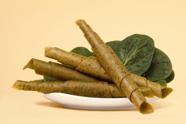 Feijoa pastille in the dryer