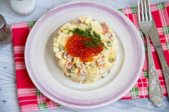 Salad with red fish, eggs, pineapple and green peas: photo of recipe preparation, step 5