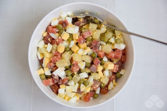 Salad with red fish, eggs, pineapple and green peas: photo of recipe preparation, step 3