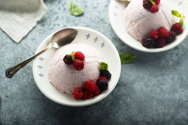 Cottage cheese mousse with berries